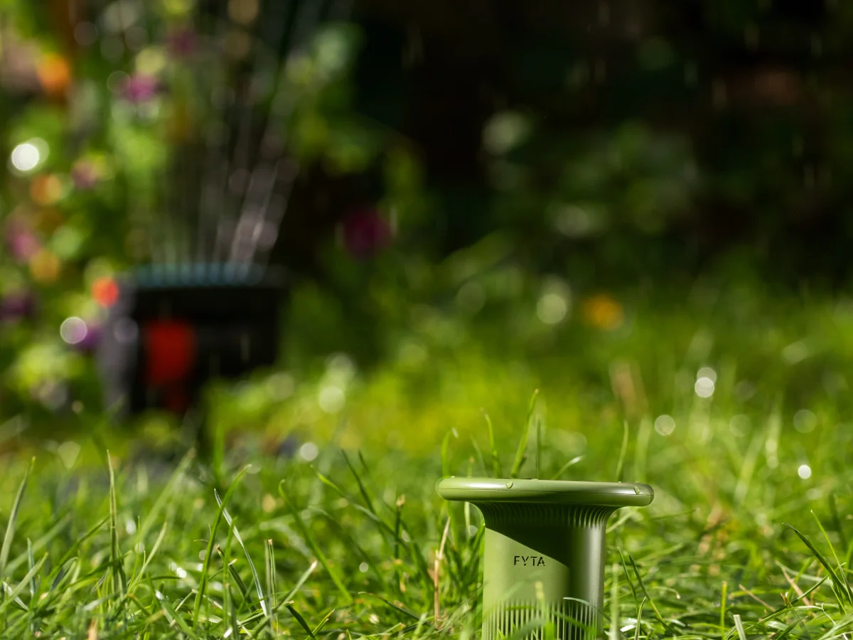 FYTA Sensor in einer Außenanlage zwischen Pflanzen und Beeten